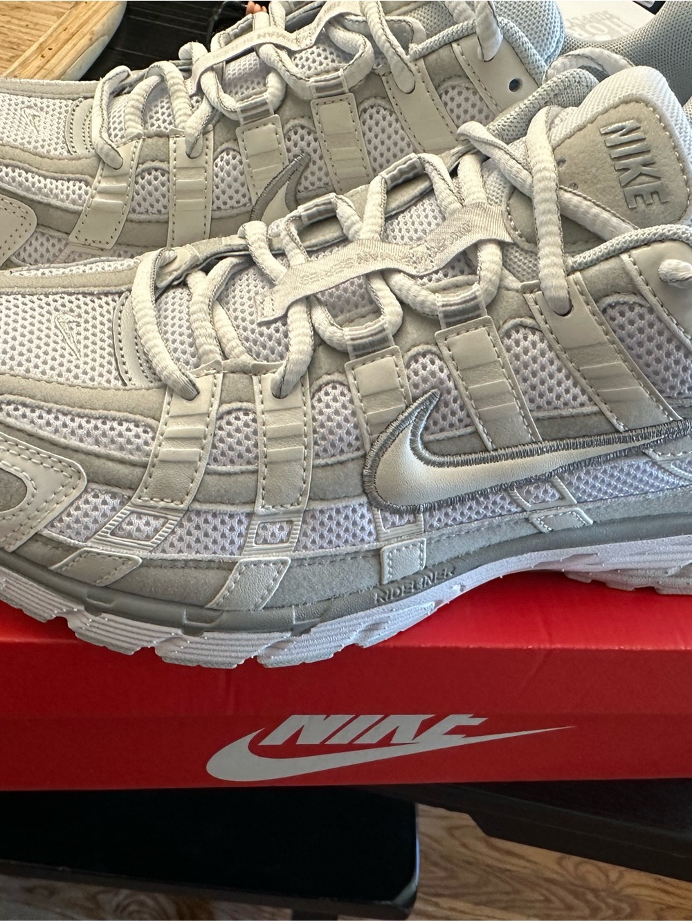 Nike White/Light Gray Athletic Sneakers Mens size 10 Women’s size 11.5 - Picture 2 of 7